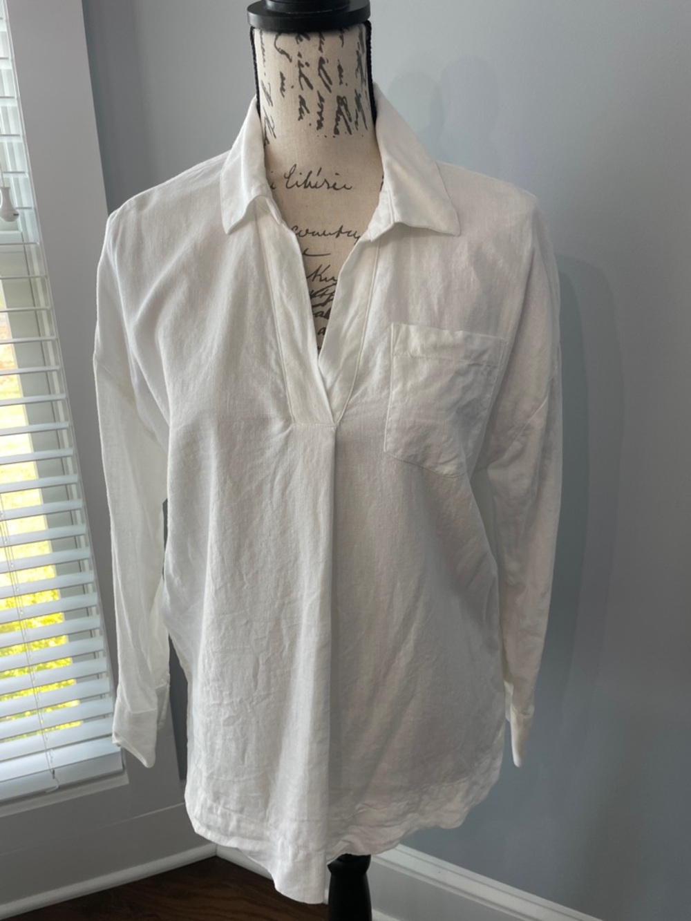 crown & ivy White V-Neck Long Sleeve Pullover Top